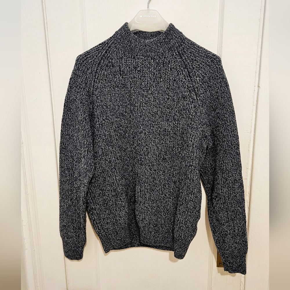 Uniqlo Men's Navy and White Crewneck Sweater